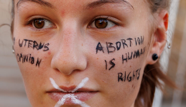 Hundreds protest in Lansing after SCOTUS overturns Roe v. Wade ⋆ Michigan Advance