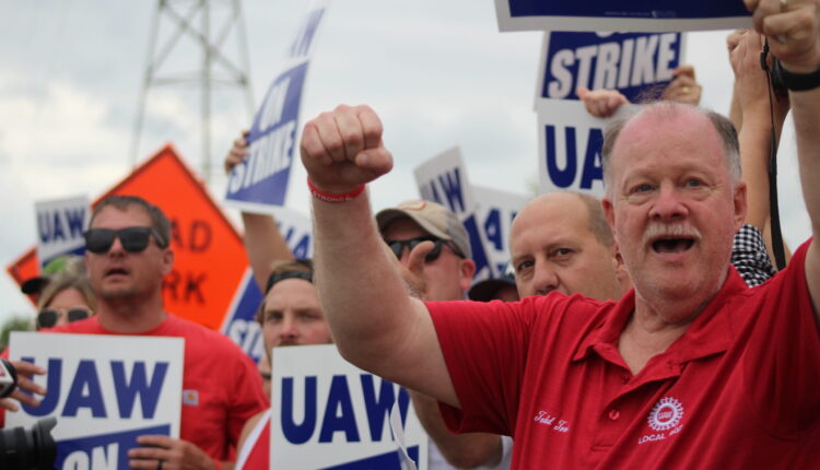 UAW announces tentative deal with Stellantis, expands strike against GM ⋆ Michigan Advance