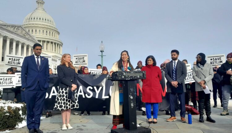 Hispanic and progressive Democrats protest proposals to limit asylum for immigrants ⋆ Michigan Advance