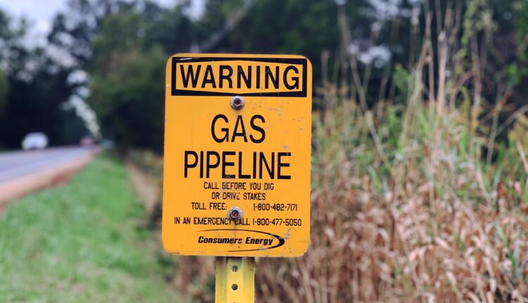 Manchin blasts White House for siding with climate activists in natural gas pause ⋆ Michigan Advance